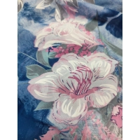 Elastyczna niebieska dzianina Jersey z białymi kwiatami